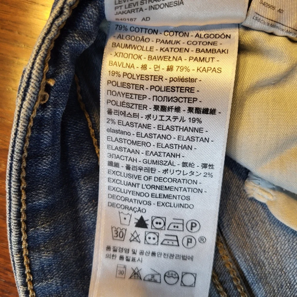 Levi's Women's 721 Hi-Rise Skinny Size 27 Light Wash Distressed Stretch Jeans